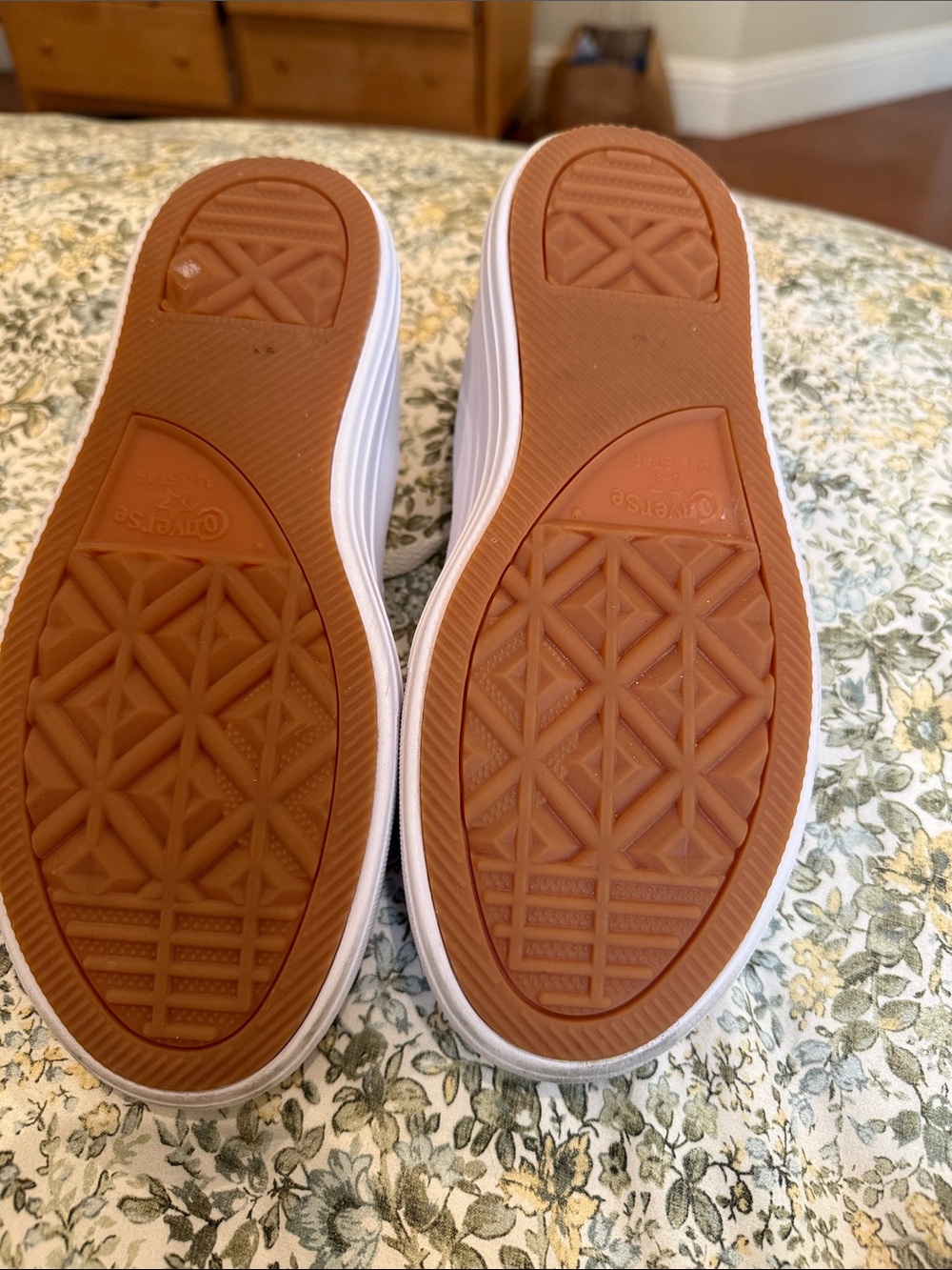 Converse Low-Top Sneakers in Light Beige and White - Picture 3 of 4